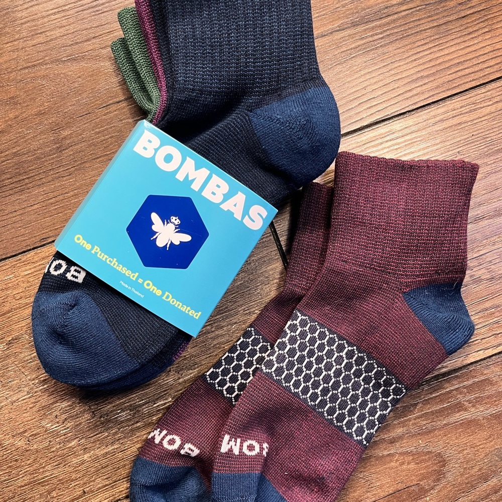Bombas size Medium Quarter socks